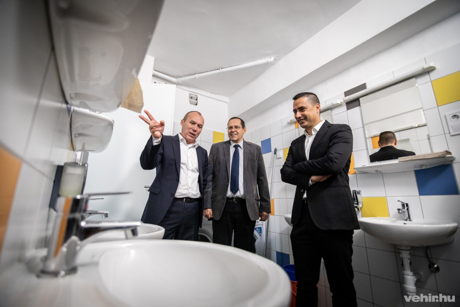 Jelentős a gyerekek kollégiumi életében a higiénia, így az emeleti szinteken és a földszinten a mellékhelységek, fürdők és WC blokkok felújítására került sor.