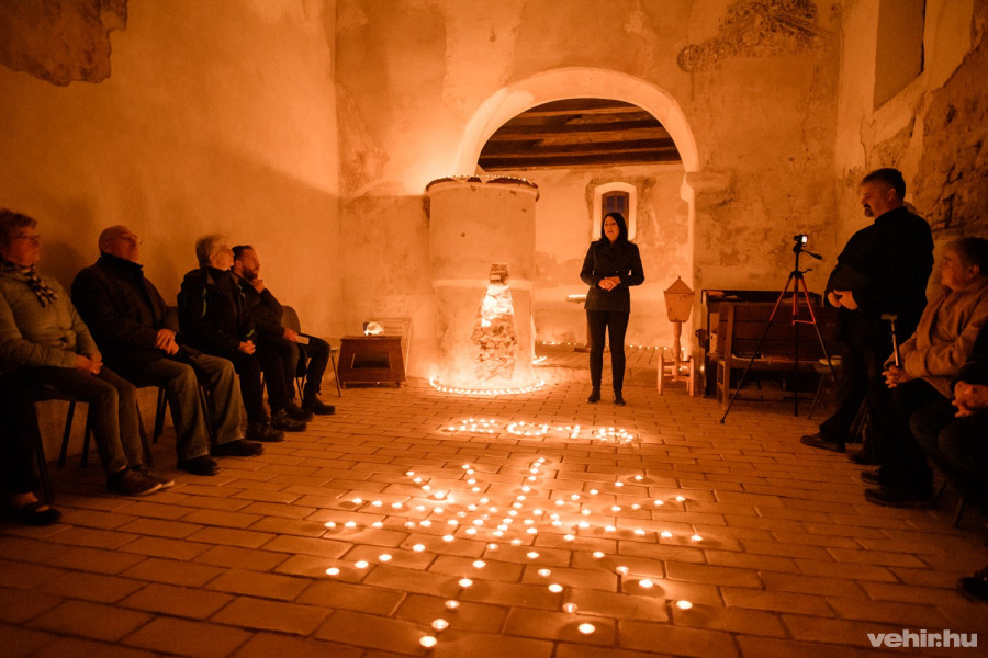 vörösmarty éva, a megyei közgyűlés alelnöke is köszöntőt mondott a mécsesgyújtás után