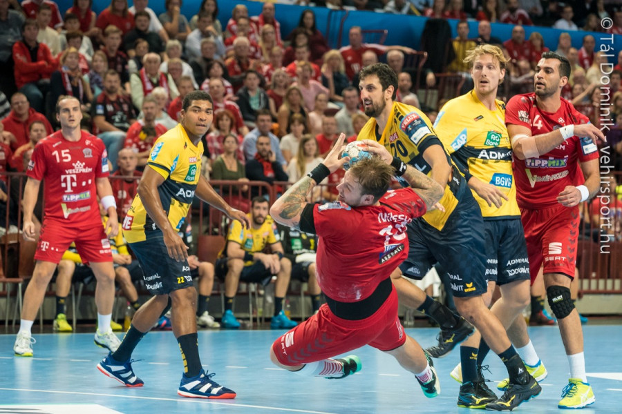 Jamali (a kép jobb oldalán) Bukarestbe igazolt