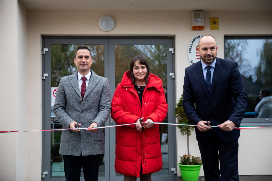 Ovádi péter parlamenti képviselő, Putz Andrea intézményvezető és sövényházi balázs polgármester a november 23-i szalagátvágáskor nemesvámoson