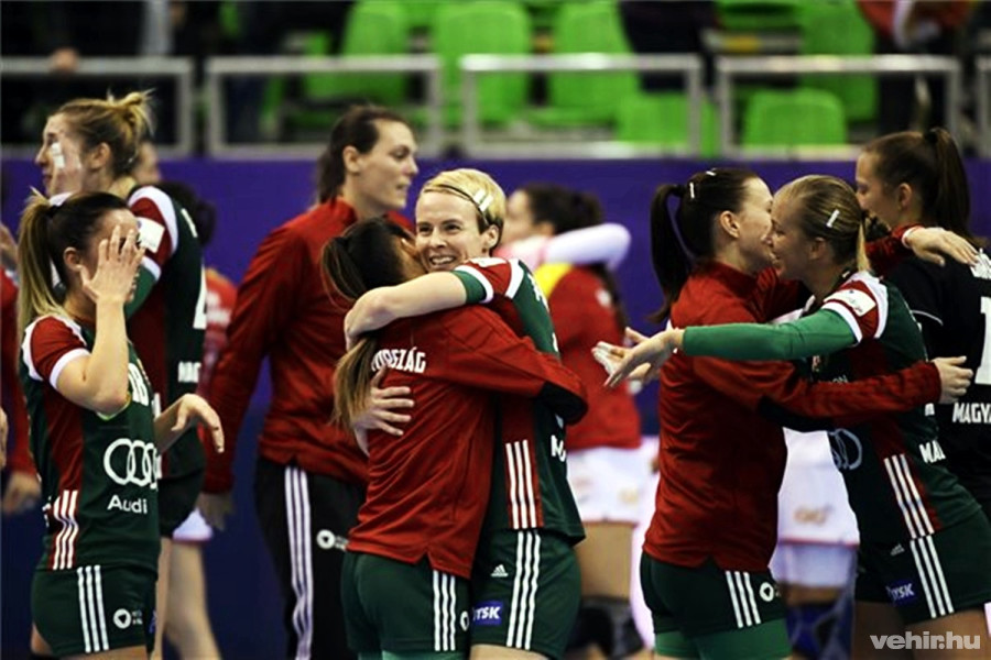 A győztes magyar válogatott tagjai örülnek, középen Pálos-Bognár Barbara (Kovács Tamás/MTI)