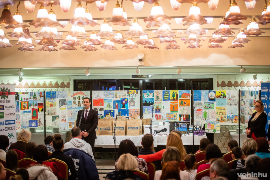 A legjobb 100 munka december közepéig megtekinthető a színházban