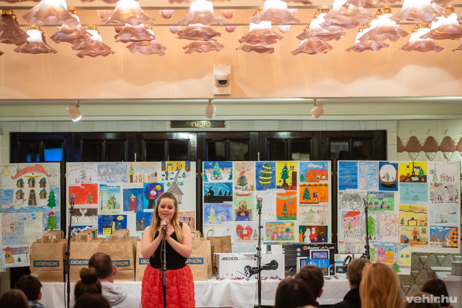 A színház fiatal tagjai karácsonyi dalokkal kedveskedtek