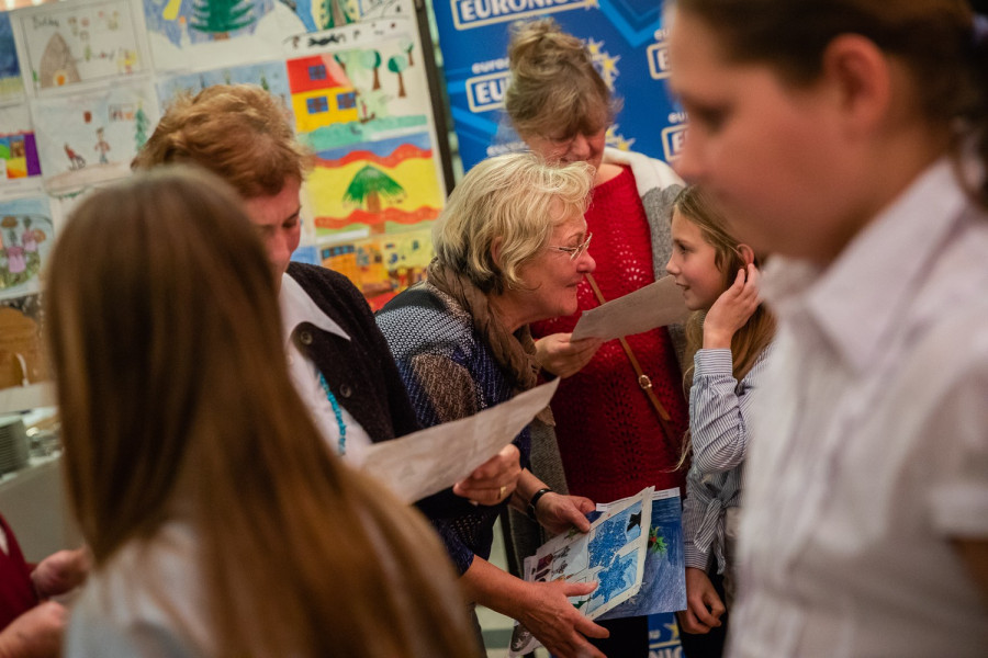 A gyerekek a helyszínen oda is ajándékozták rajzaikat az egyedül élő időseknek