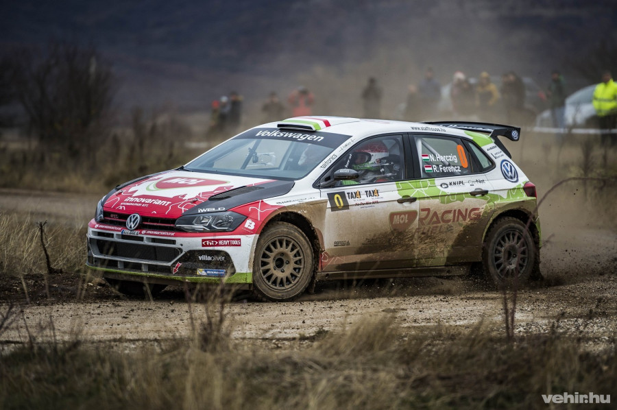 Herczig Norbert (j) és Ferencz Ramón, a Mol Racing Team versenyzői előfutóként tesztelik Volkswagen Polo R5 versenyautójukat MTI/Bodnár Boglárka