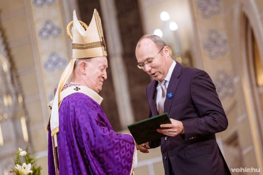 Porga Gyula polgármester vasárnap délután avatta veszprémi díszpolgárra Márfi Gyula érseket