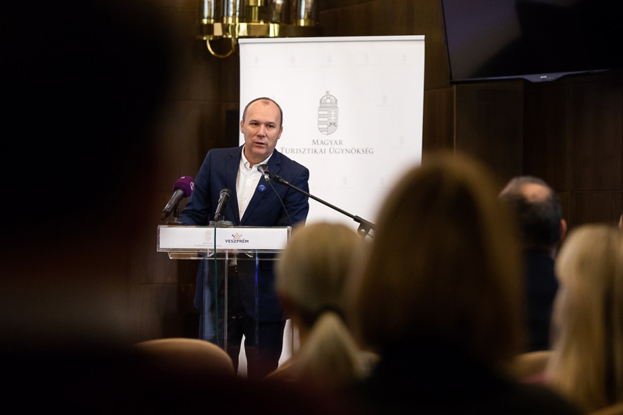 Porga Gyula december 19-én a veszprémi városháza kossuth termében