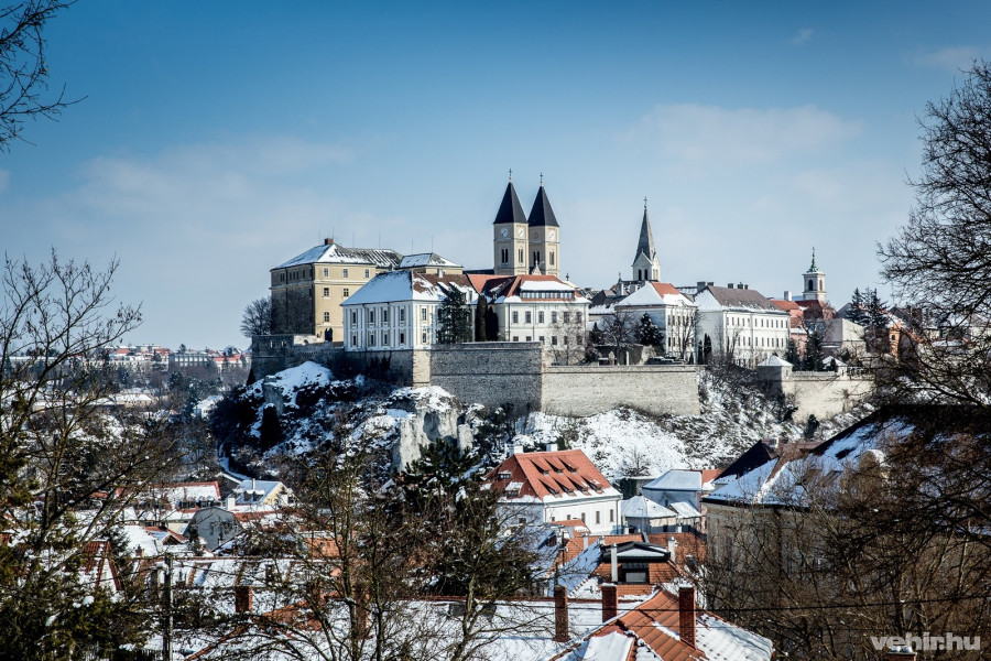 A vár másik oldalára építenek panorámaliftet