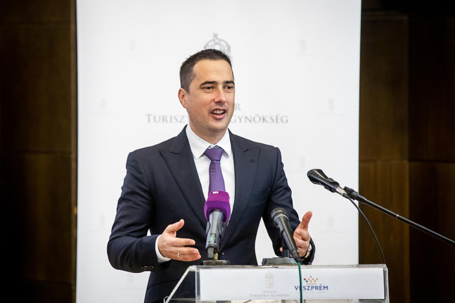 Ovádi Péter a várlift bejelentésének sajtótájékoztatóján