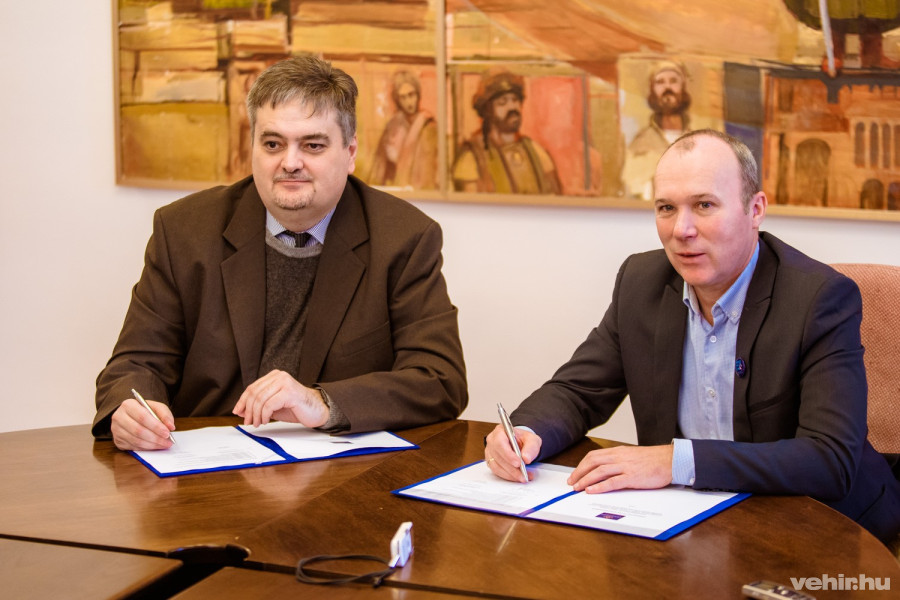 Pénteken megkötötték a szerződést