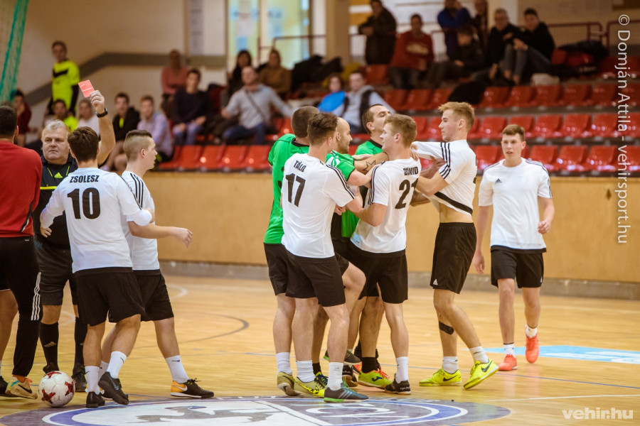 Piri József játékvezető-legenda a piros lapot is előhúzta