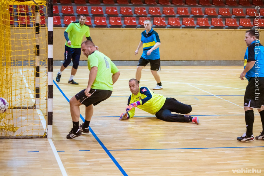 A háttérben a legenda: Finta Péter