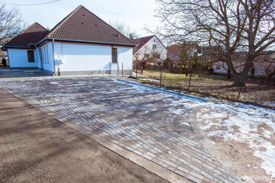 Parkolni is lehet az épület mellett