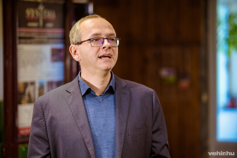 Eveli Péter igazgató büszke az iskolában tanuló diákokra