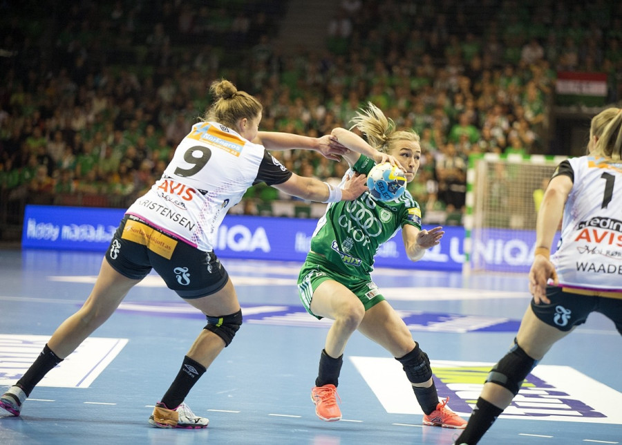 A győri Stine Bredal Oftedal (k) és Mathilde Kristensen, a norvég csapat játékosa a női kézilabda Bajnokok Ligája középdöntőjének 3. fordulójában játszott Győri Audi ETO KC - Vipers Kristiansand mérkőzésen a győri Audi Arénában 2019. február 9-én. MTI/Krizsán Csaba