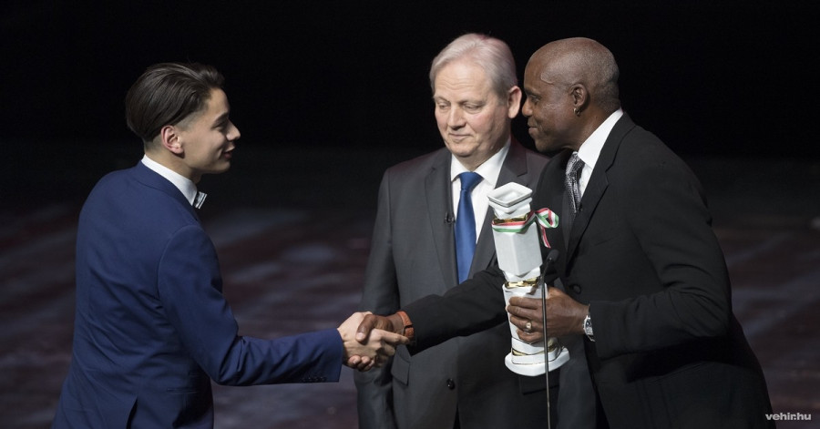 Liu Shaolin Sándor olimpiai, világ- és Európa-bajnok rövidpályás gyorskorcsolyázó (b) átveszi az év férfi sportolója díjat Carl Lewis kilencszeres olimpiai bajnok amerikai atlétától az M4 Sport - Év sportolója gálán a Nemzeti Színházban 2019. február 14-én. Mellettük Tarlós István főpolgármester. MTI/Illyés Tibor