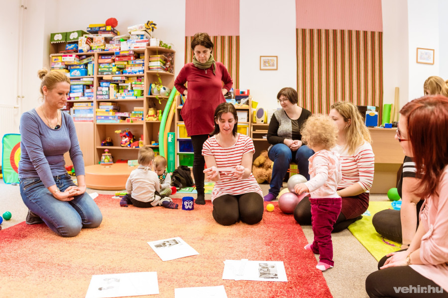 A szakaszokat játékos feladattal vezette fel az intézményvezető