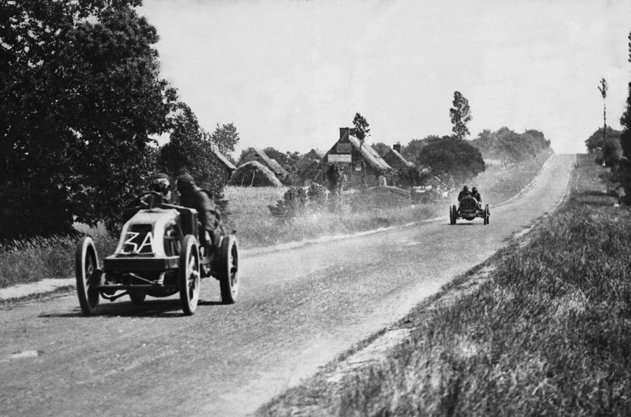 Szisz Ferenc a Renault-ban vezeti az 1906-os Francia Nagydíjat