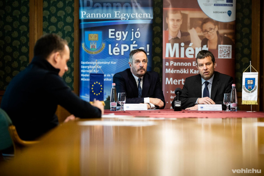 Hölvényi György és Gelencsér András a hétfő délelőtt tartott sajtótájékoztatón