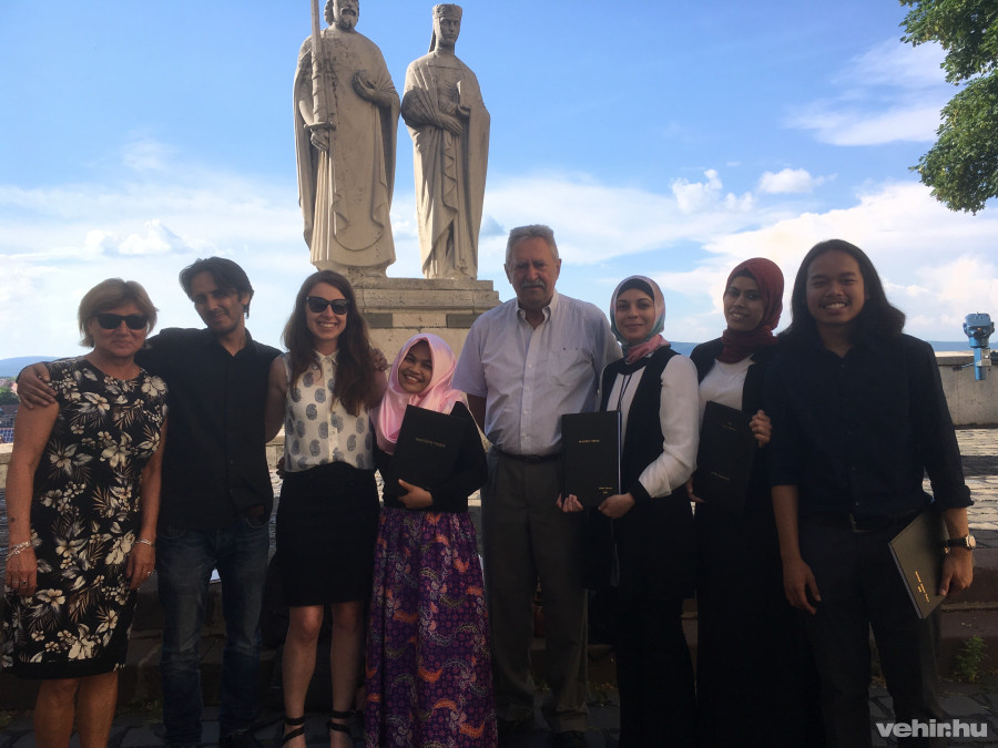 Az intézeti kollégák és az első itt végzett külföldi hallgatók körében