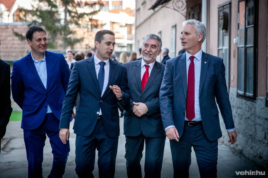 Ovádi Péter parlamenti képviselőt és Soltész Miklós államtitkárt Halmay György igazgató kísérte körbe