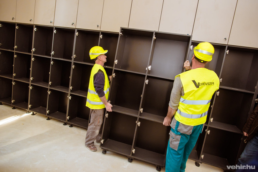 Szekrények mögött a kapszula - ilyen lesz egyébként a ruhatár