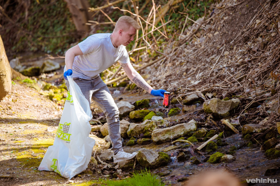 Az üres italos doboznak sem a természetben a helye (archív fotó)