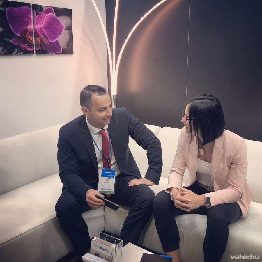 A Mapei munkatársával