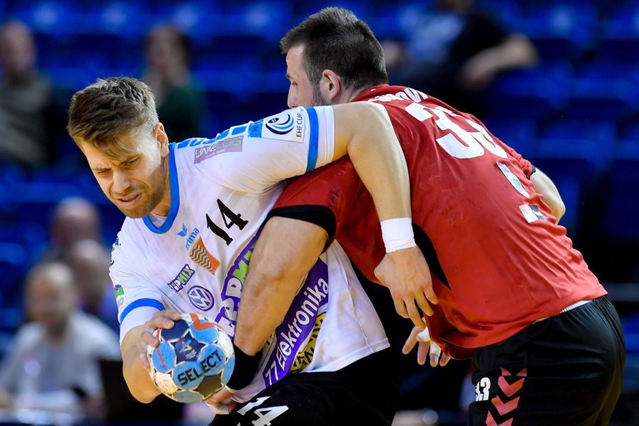 A balatonfüredi Szöllősi Olivér (b) és a dabasi Nebojsa Simovic a férfi kézilabda Magyar Kupa harmadik helyéért játszott Dabas - Balatonfüred mérkőzésen a debreceni Főnix Csarnokban 2019. április 7-én. MTI/Czeglédi Zsolt