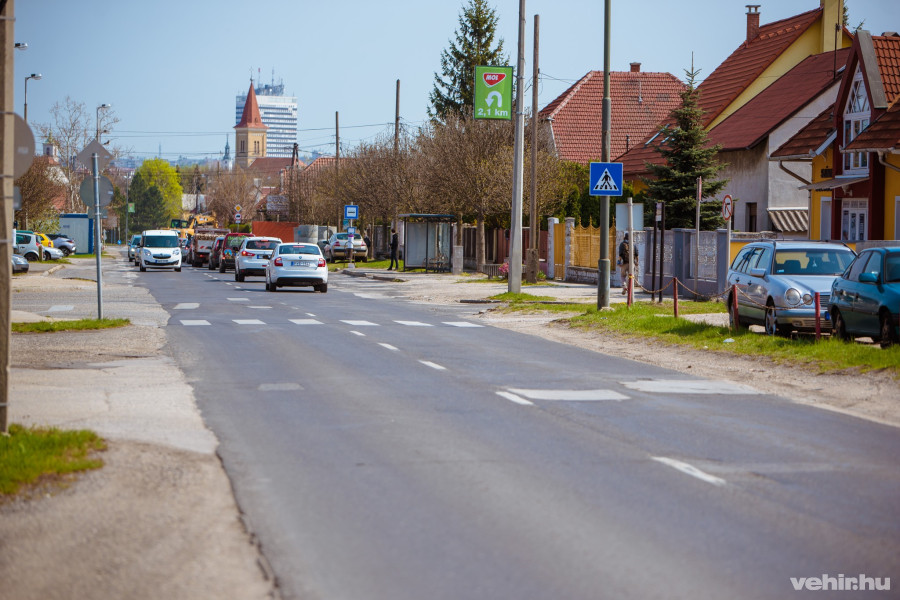 Jelenleg a csapadékvíz-elvezetést fejlesztik, de hamarosan maga az út is megújulhat