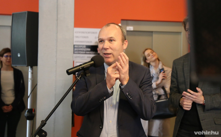 Épp csak egy tenyérnyi egy-egy könyv