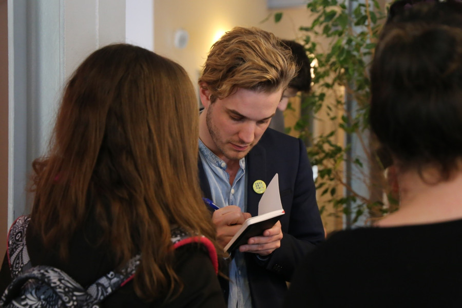 Sokan dedikáltatták is a frissen megvásárolt darabokat