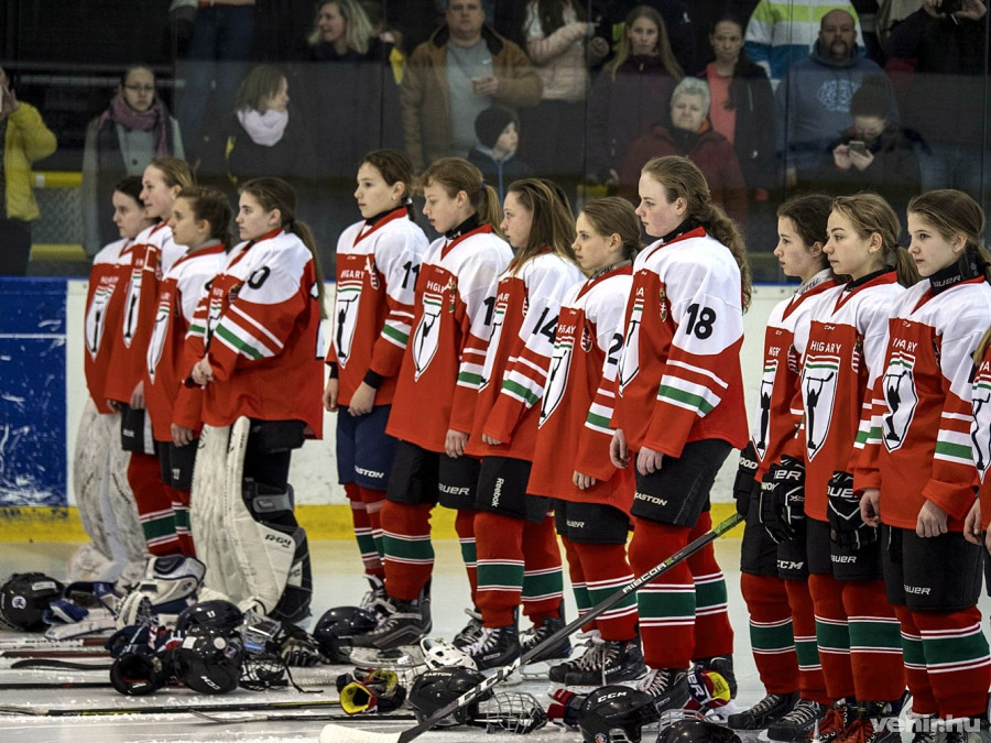 Máhl Fruzsina (18-as mezben) kiemelkedik a lányok közül - Fotók: Gál Adorján