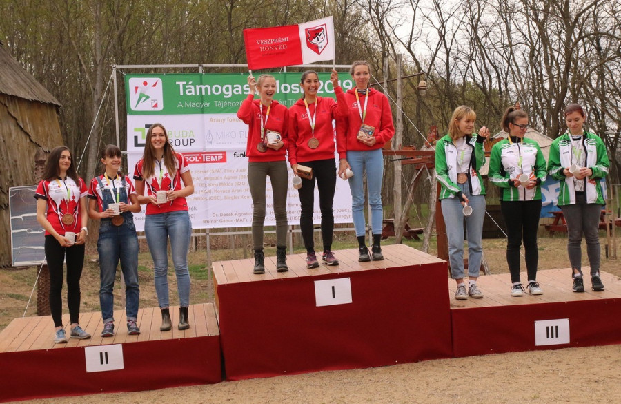 A 18 éves női korosztályban országos bajnoki címet szerző csapat, Lantai Lili, Lantai Boróka és Mérő Dominika a dobogó csúcsán - Fotó: Máthé István