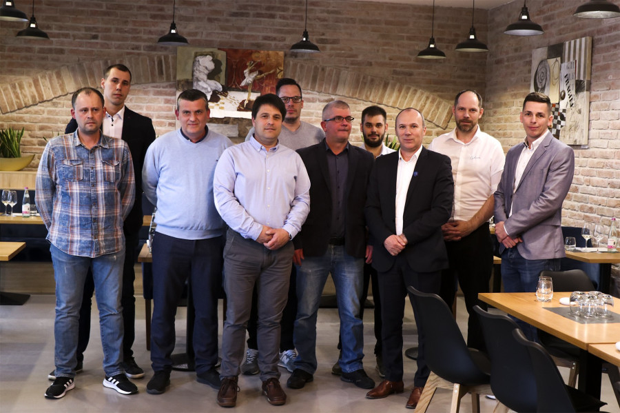 Porga Gyula (j3) is meglátogatta a helyi vendéglátósokat