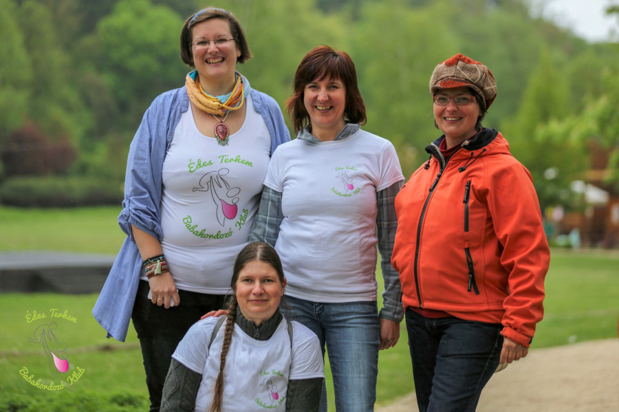 Az Édes Terhem Babahordozó Klub szervezői: Bálint Boglárka, Matusinka Zsófia, Vinczéné Szele Zsófia, elöl  Zsoldos Vica forrás: Lorászkó Krisztina & Édes Terhem Babahordozó Klub