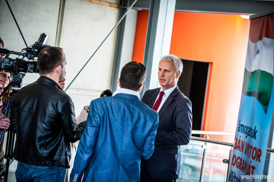 Soltész Miklós államtitkár újságírók kérdéseire válaszolt a fórum előtt