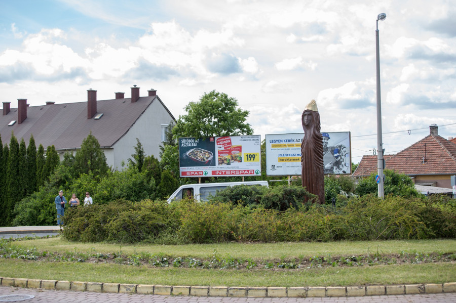 A három méter magas művet M. Nagy József szobrász készítette vörös tölgyből