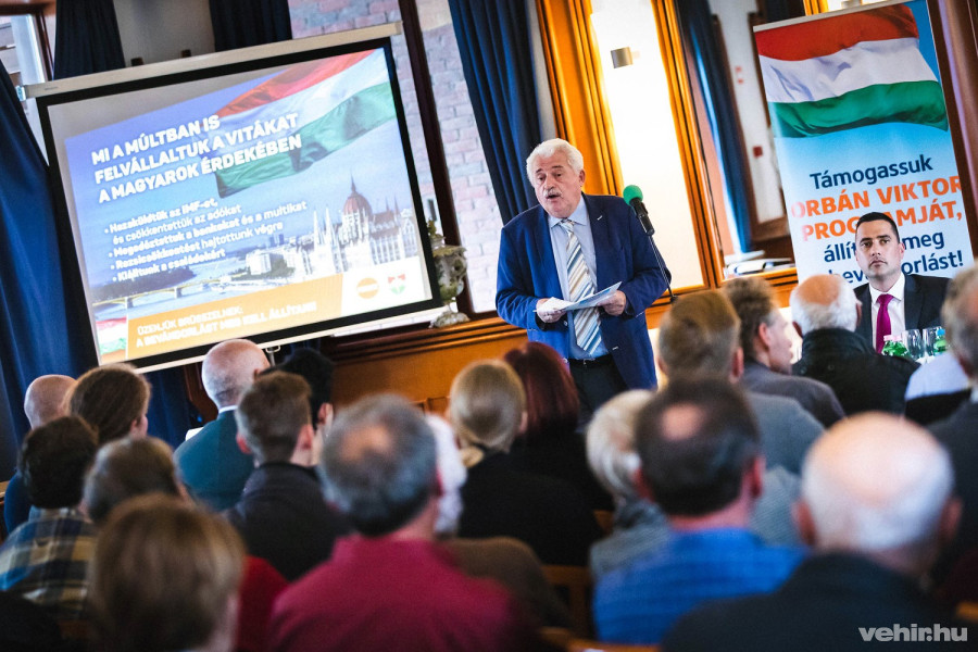 Fónagy János teltház előtt fórumozott csütörtök este