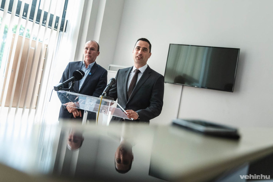 Porga Gyula és Ovádi Péter hétfő reggel tartott sajtótájékoztatót a fidesz eredményeiről