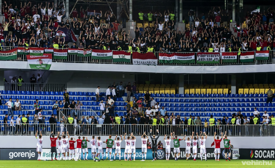 A győztes magyar válogatott játékosai köszöntik a szurkolókat az Azerbajdzsán - Magyarország labdarúgó Európa-bajnoki selejtezőmérkőzés végén a bakui Bakcell Arénában 2019. június 8-án. A magyar válogatott 3-1-re győzött. MTI/Szigetváry Zsolt