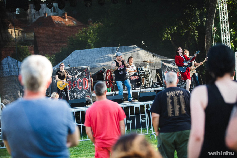 Az AB/CD megadta az alaphangot