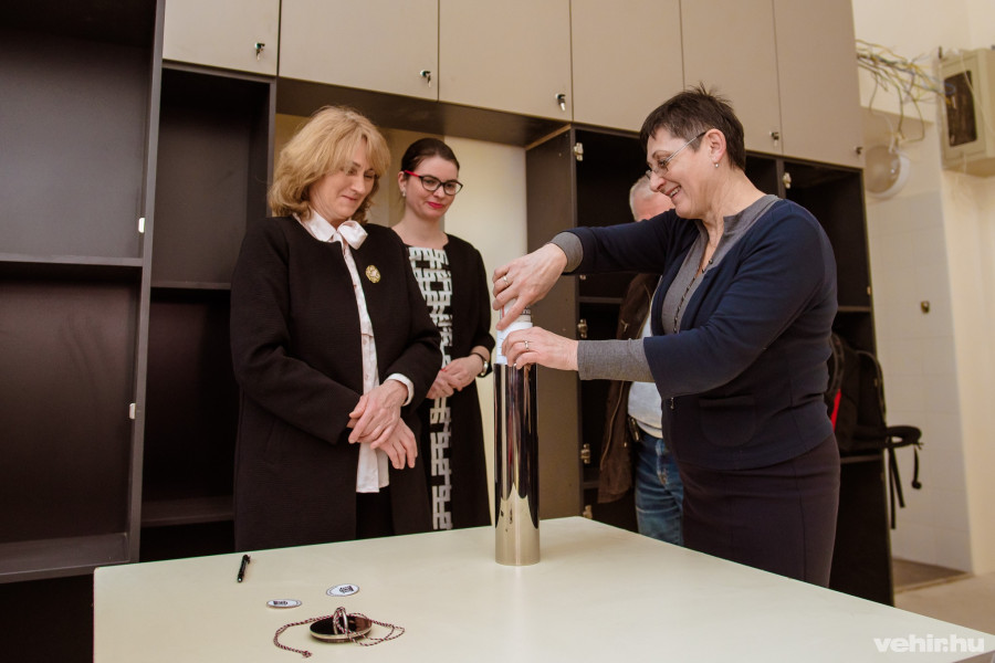 Az időkapszula elhelyezése