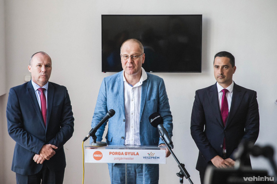 Porga Gyula, Navracsics Tibor és Ovádi Péter a péntek délután tartott sajtótájékoztatón