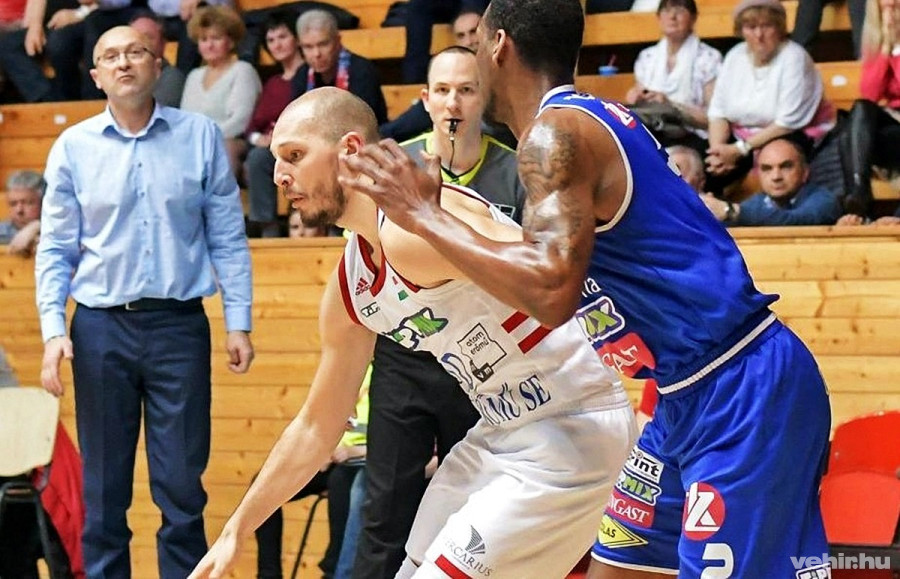 Medve Máté a Hoya egyik új szerzeménye - Fotó: veszpremkosar.hu