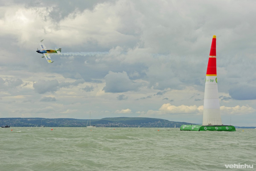 A francia Mika Brageot repül a Balaton felett a Red Bull Air Race magyarországi futamának időmérő edzésén Zamárdinál 2019. július 13-án. MTI/Lakatos Péter