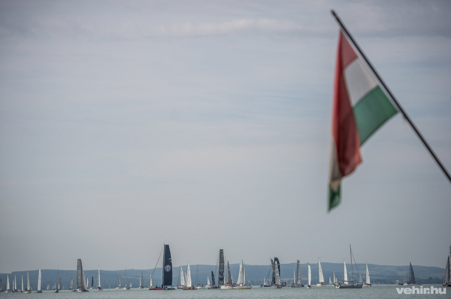 Az 51. Kékszalag Nagydíj tókerülő vitorlásverseny mezőnye a rajt előtt Balatonfüred közelében 2019. július 18-án. MTI/Bodnár Boglárka