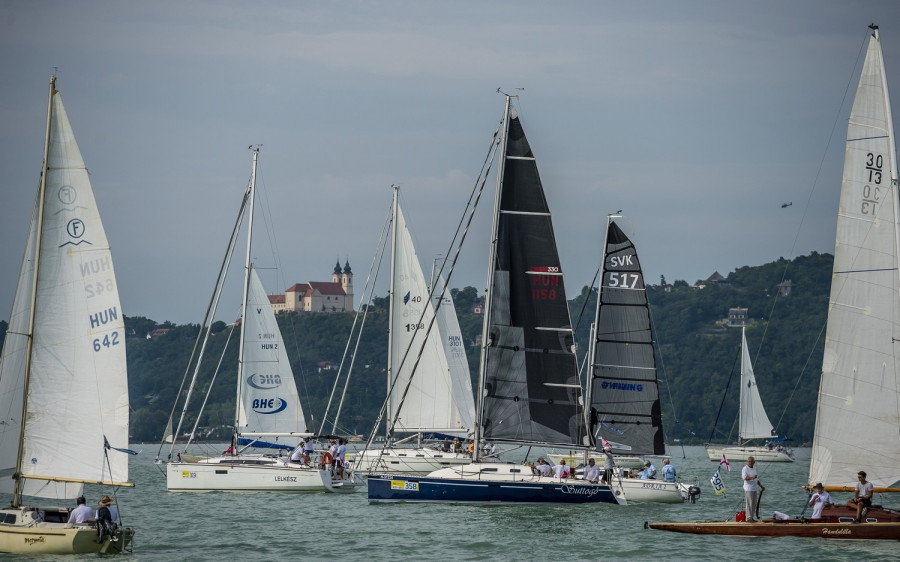 Az 51. Kékszalag Nagydíj tókerülő vitorlásverseny mezőnye a rajt előtt Balatonfüred közelében 2019. július 18-án. MTI/Bodnár Boglárka