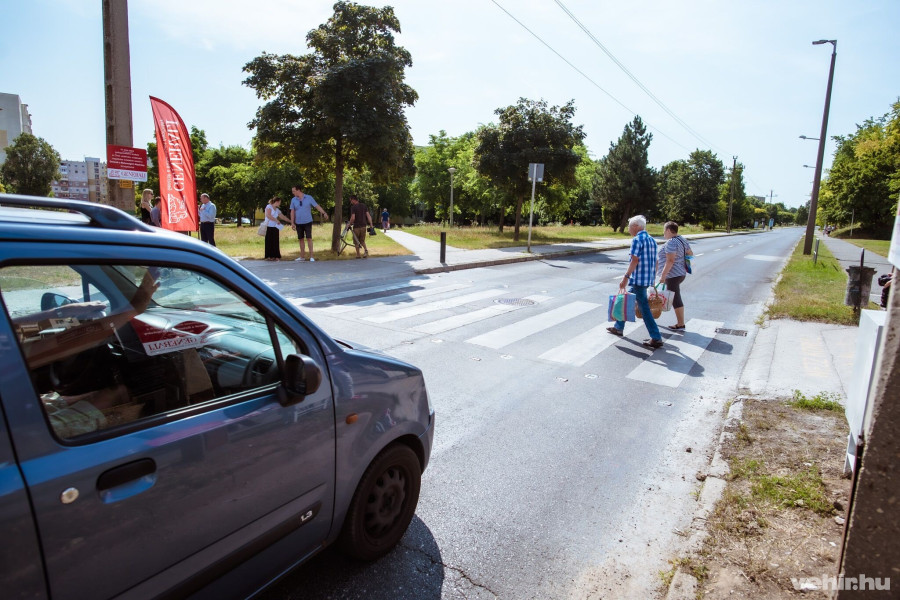 Átkelés esetén az útburkolatba helyezett LED-lámpák villognak