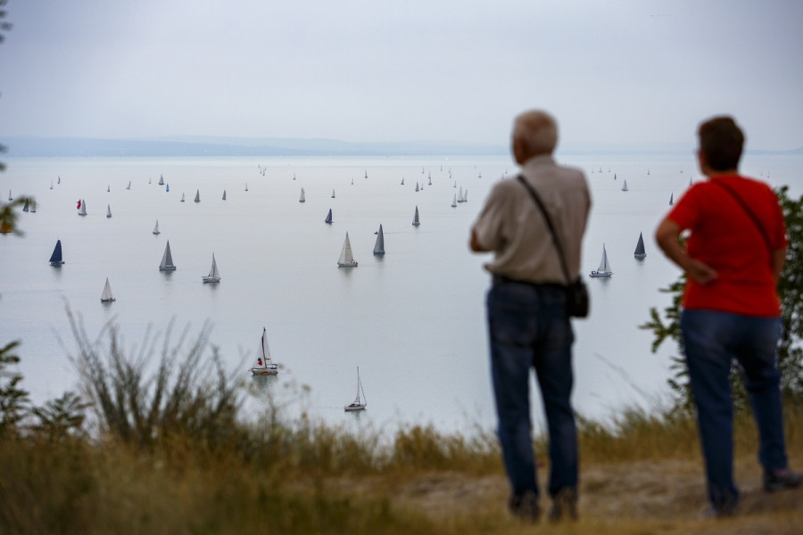 Az 51. Kékszalag Nagydíj tókerülő vitorlásverseny mezőnye Balatonkenesénél 2019. július 18-án. MTI/Varga György